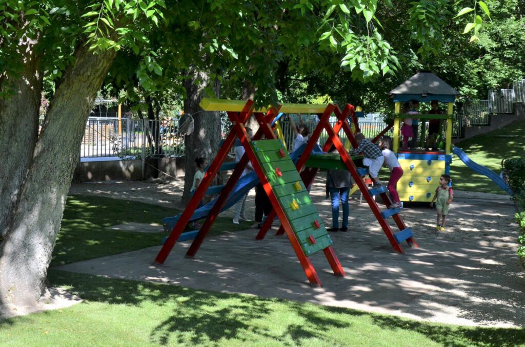 Bölcsődei és óvodai átalakítás: új szervezeti formában, a régi értékek mentén Gödöllő Város Önkormányzata Gödöllő Város Önkormányzata - Bölcsődei és óvodai átalakítás: új szervezeti formában, a régi értékek mentén