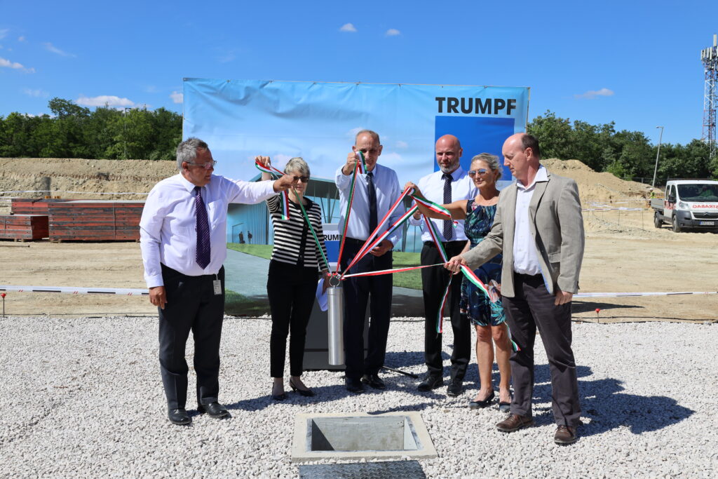 Lerakták a TRUMPF 4 milliárdos beruházásának alapkövét Gödöllő Város Önkormányzata Gödöllő Város Önkormányzata - Lerakták a TRUMPF 4 milliárdos beruházásának alapkövét