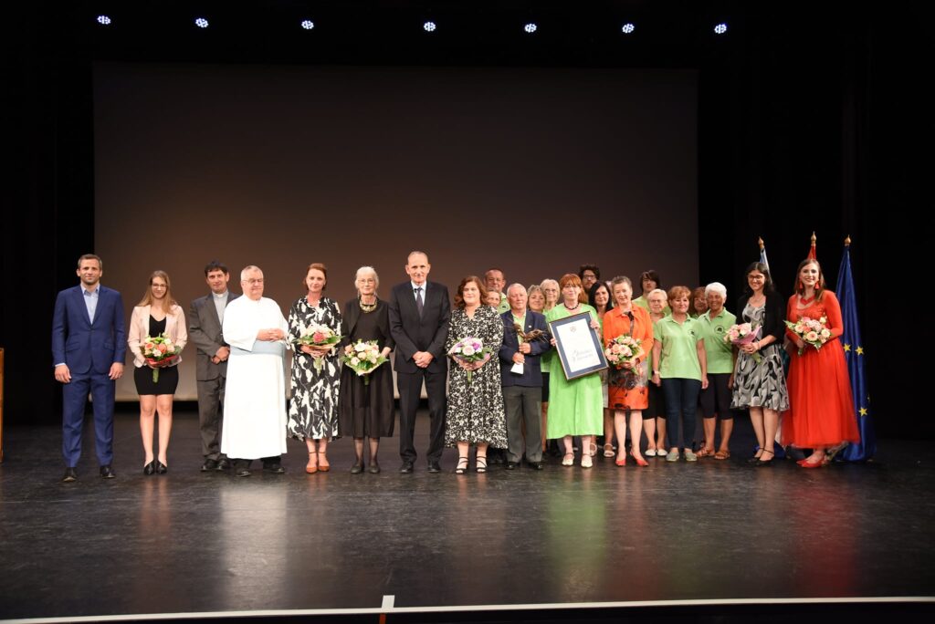 Gödöllő Város Önkormányzata - Szent István napján adták át a városi kitüntetéseket